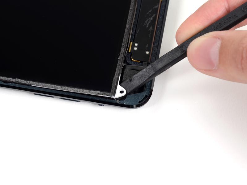 Steek het platte uiteinde van een spudger tussen het LCD-scherm en de metalen achterplaat.