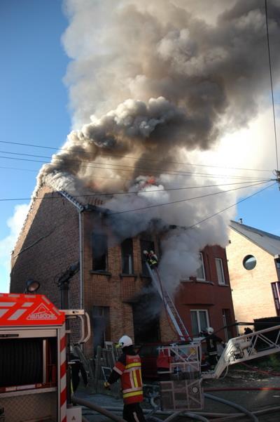 Na een brand moet er immers op korte termijn een aantal zaken geregeld worden. Wat doet de brandweer? Bij brand rukken wij uit met blus- en reddingsvoertuigen, commandovoertuigen en ziekenwagens.