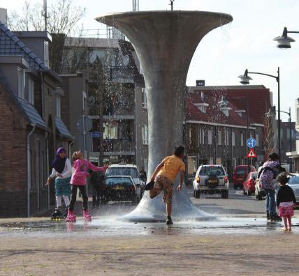 De gehandhaafde bebouwing uit de jaren 30 ademt nog het historische karakter van de buurt van weleer.