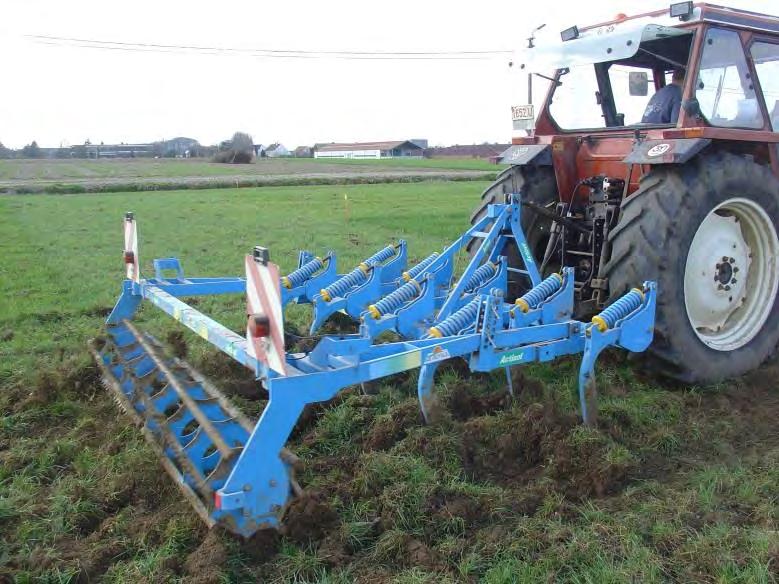 herhaald om tot een succesvolle vernietiging te komen. Ook werd nog een rotoreg ingezet om de grond uit bovenop liggende wortelkluiten te slaan.