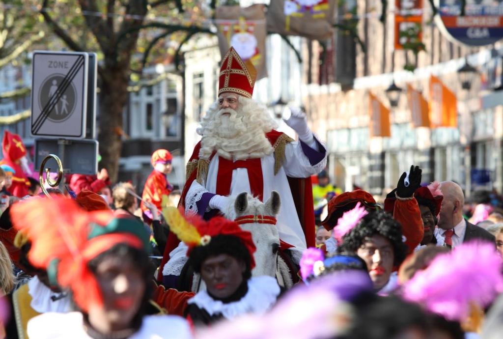 3. De aankomst van Sinterklaas 1. Bekijk de foto. Praat met je begeleider. Wat zie je op de foto?