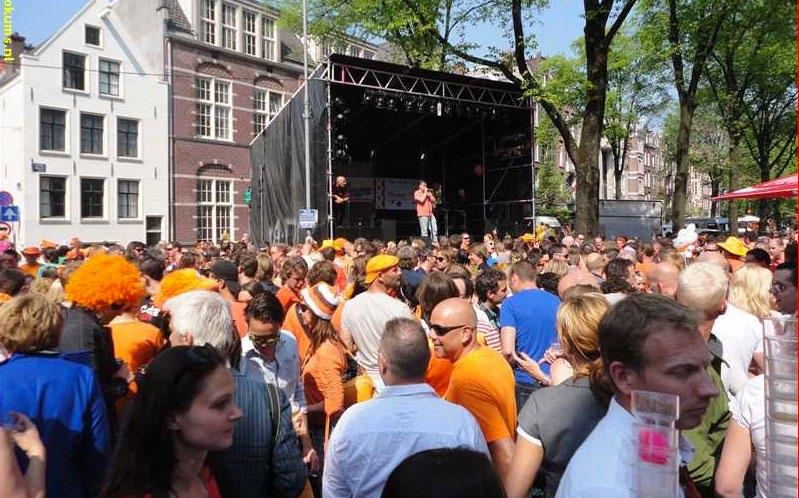 Ik bij de bakker ook oranjesoezen en oranje bonbons. a. zag b. zie 3. Dat zier er altijd heel uit. a. feestelijk b.