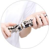 kurk Met een lichte draaibeweging monteer je het tonnetje op het bovenstuk van de klarinet.