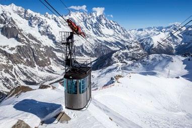 Vanaf het begin van de jaren 30 waren er losse staalkanten verkrijgbaar die je zelf op de houten ski s kon schroeven. In 1946 ontstond de eerste ski met een superglad, plastic belag.