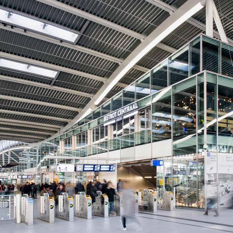 WINKELS IN OV TERMINAL UTRECHT COMFORTABELER VOOR KLANT ÉN WINKELIER Ruim vijftien jaar na de eerste plannen voor de vernieuwing van Station Utrecht Centraal, opende op 7 december vorig jaar de nieuw