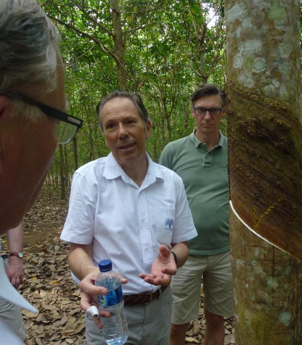 CEO Sipef, François Van Hoydonck met Patrick Millecam Cibuni Tea Estate (2052 ha, waarvan 1777 beplant) Deze theeplantage werd opgericht door de Belgische familie Decker in 1902.