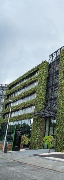 De gehele voorgevel is nu voorzien van een groene gevel of verticale plantentuin met 50.000 levende planten, één van de grootste groene gevels op een kantoorgebouw in België.