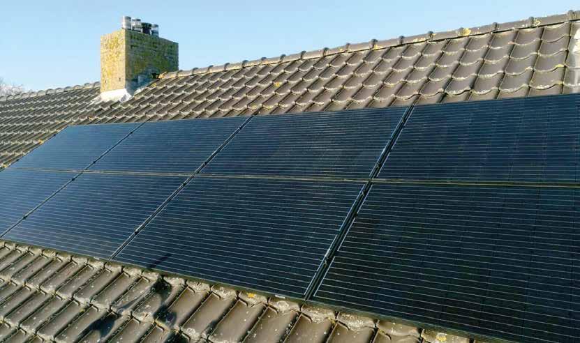 Wat u krijgt Alleen zonnepanelen plaatsen op uw dak is niet genoeg. Om uw stroomrekening te verlagen, moeten wij een paar andere dingen in en op uw huurwoning installeren.