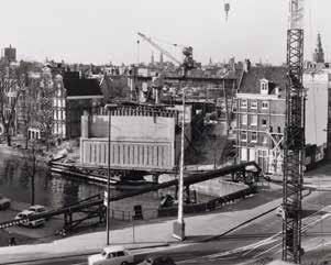 15 JONAS DANIEL MEIJERPLEIN; DE FEBRUARISTAKING Tussen de Portugees en de Hoogduitse synagogen ligt dit plein, met in het midden het robuuste beeld van de dokwerker.