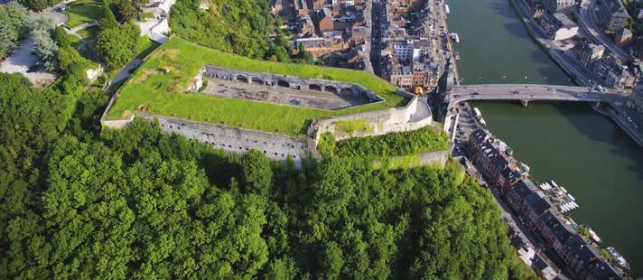 Dinant Dinant Tour 3 attracties Trots steekt de Citadel uit boven de stad en de Maasvallei.