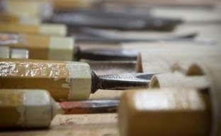 OPLEIDING HOUTSNIJWERK Modules initiatie houtsnijwerk: Vlak snijwerk en houtdraaien Snijden van lijstvormen Symmetrisch