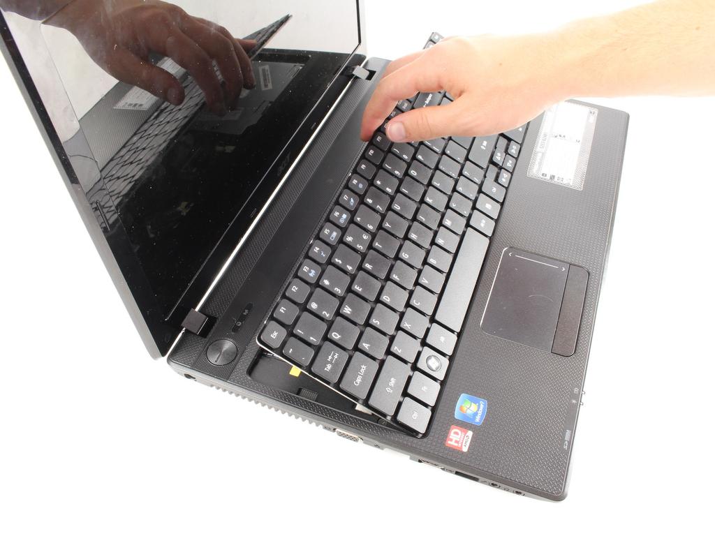 Stap 13 Zodra het toetsenbord begint te knallen uit plaats gebruik je hand om het deel dat is losgemaakt van de laptop in de lucht te