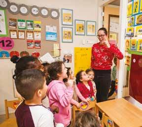 Een speciale didactiek Volgens Annemieke heeft een NT2-leerling een andere aanpak nodig: Veel leerkrachten hebben het idee dat ze veel moeten praten tegen NT2-leerlingen, maar ze leren juist veel van