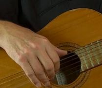 akkoord, bespelen de vingers van je tokkel hand de onderste drie snaren van VOL AKKOORD MET MOOIE je gitaar, dus je
