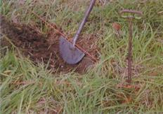 Figuur 4.18 Steek de graskantsteker ongeveer één centimeter van de lijn in de grond. De afgestoken kant schoffel je los. Daarna trek je hem weg met de hand of met een hark.