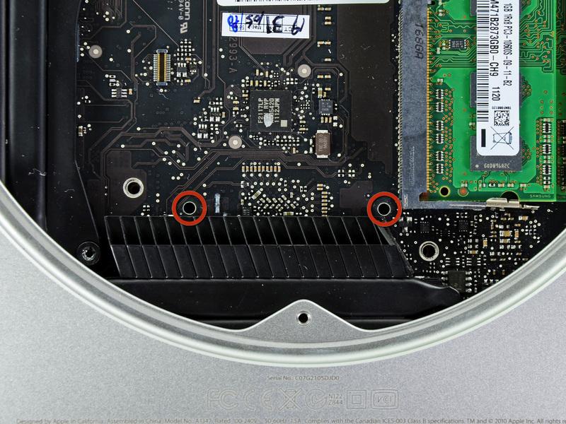 Stap 15 Om de printplaat te verwijderen, moet de twee cilindrische stangen van de Mac Mini Logic Board Removal Tool worden