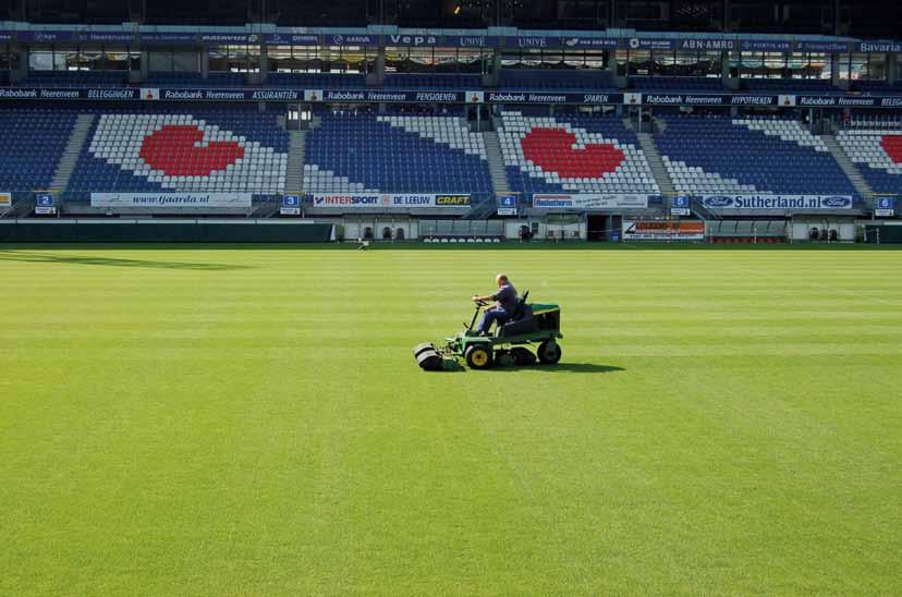 Natuurgras stadionvelden krijgen niet altijd voldoende zuurstof, licht of water. Voorwaarden voor grasgroei niet langer noodzakelijk Nederland heeft een optimaal klimaat voor goede grasgroei.