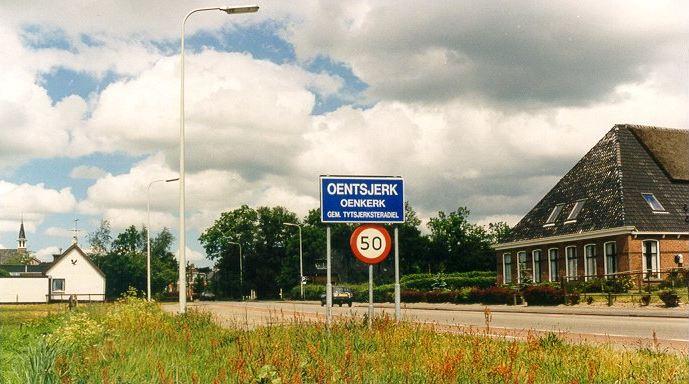 Het voorzieningenniveau in Oentsjerk is redelijk (diverse winkels, scholen, integrale seniorenvoorzieningen, sportvelden). Oentsjerk kent een rijk verenigingsleven.