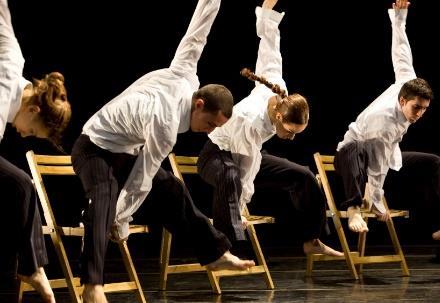 Je ziet dan tijdens een voorstelling een dansbeweging, die wel heel erg lijkt op een beweging die je bijvoorbeeld zomaar op straat zou kunnen maken.