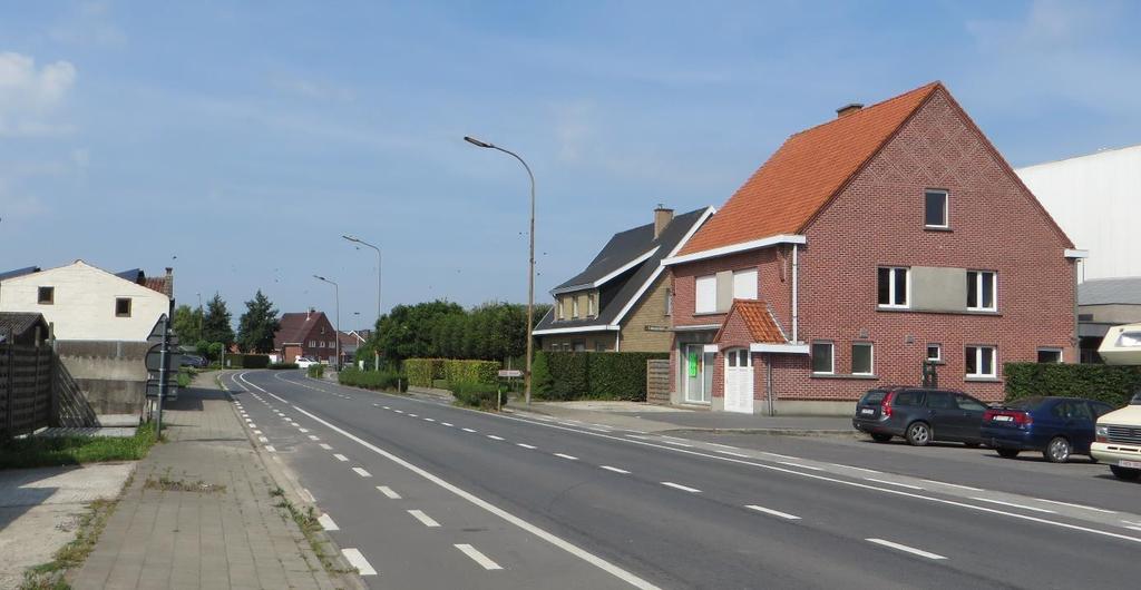 Het plangebied ligt op de noordelijke rand van de kern van Oostnieuwkerke en sluit nauw aan bij de reeds bestaande bebouwing.