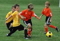 Cursus 4 Periodiseren tijdens de jeugdopleiding Gedurende de jeugdopleiding krijgen spelers te maken met steeds hogere voetbaltechnisch/tactische eisen met daaraan gekoppeld ook te steeds hogere