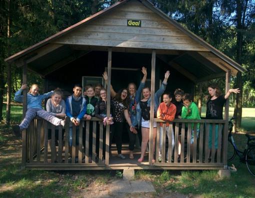 We konden onze hutjes nog niet in, dus zat er niets op dan ons te gaan vermaken bij de zwemvijver en de speeltuin.