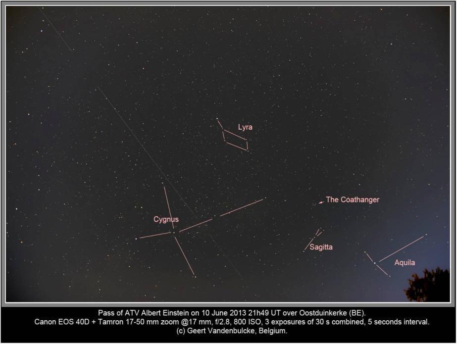 Laatst bewerkt: 6-jun-17 41 Foto 2/9: Opname van een satellietspoor en de sterrenbeelden Cygnus en Lyra, fototoestel op EQ2-Photo.