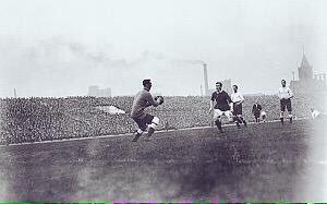 Records Khaki Cup final Op 19 februari 1910 opent Old Trafford zijn deuren met een match tegen Liverpool. Ondanks de 3-4 nederlaag van Manchester, beleven de 50.