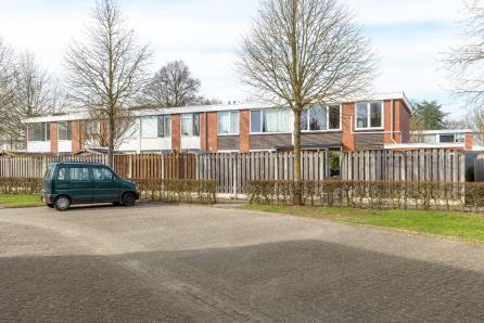 De woning beschikt over 2 stenen bergingen; één met een directe