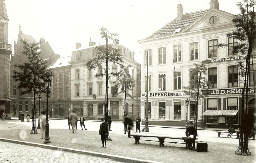 De Kruisstraat was toen maar een klein steegje en het hoekhuis eind 1800 begin 1900 werd reeds op de