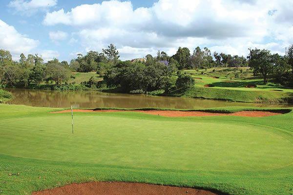 2 Golfen Nairobi We beginnen de dag vroeg met een lekker ontbijt en stappen dan de auto in om naar de eerste golfbaan te rijden: Muthaiga Golf Club.