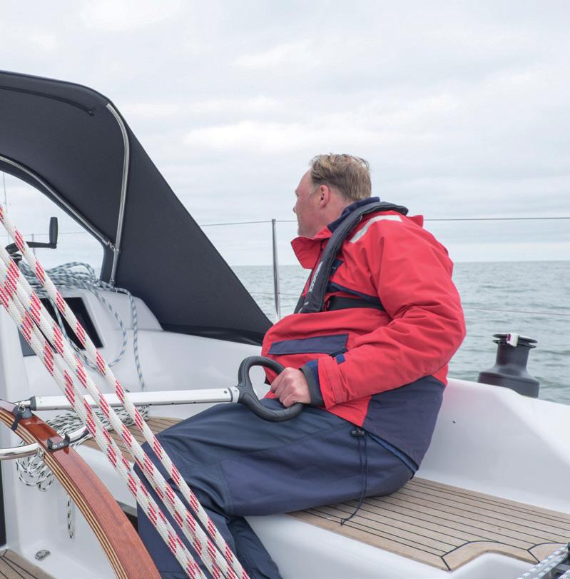 Goede zit stuurman. ment zijn met diverse beddencombinaties. Die grote keuzemogelijkheid vinden we trouwens verder over het hele schip. Buiten De stahoogte in de kajuit is opvallend.