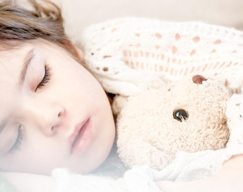 Tip #3 Doe samen een ontspannende ademhalingsoefening Sommige kinderen liggen vaak lang wakker voordat ze in slaap vallen. Ze hebben nog een druk en vol hoofd en voelen niet goed dat hun lijf moe is.