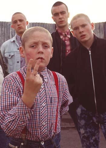 De zomervakantie staat voor de deur en wanneer hij de pestkoppen van school probeert te ontlopen, ontmoet hij een groepje skinheads.