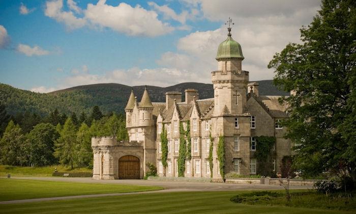 Balmoral Castle Osborne House Naarmate de tijd voorbij ging, begon koningin Victoria zich steeds meer te hechten aan een knecht