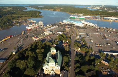50 Kasteel van Turku bij de ferryhaven. Turun linna lauttasatamassa met de toegang tot het naastgelegen Forum Marinum maritiem centrum.