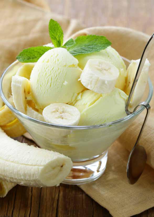 Bananenijs 4 bananen 100 g suiker 1 1/2 dl melk 1 1/2 dl slagroom 1/2 eiwit 1 snuifje zout citroensap Klop eerst het eiwit stijf. Klop daarna de suiker, de melk en de slagroom goed door elkaar.