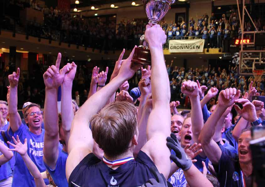 Droomafscheid Ross Bekkering toont vol trots de kampioensbokaal aan de naar Zwolle meegereisde Groningse aanhang.