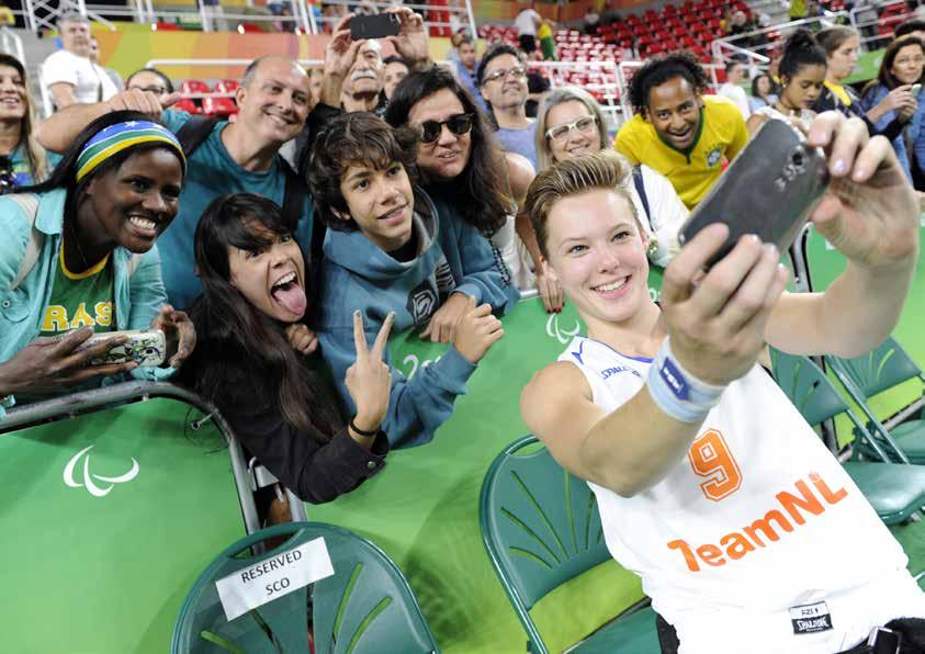 Bronzen Angels Bo Kramer glundert van oor tot oor als ze een selfie maakt met Braziliaanse fans na het winnen van het brons bij de Paralympics.