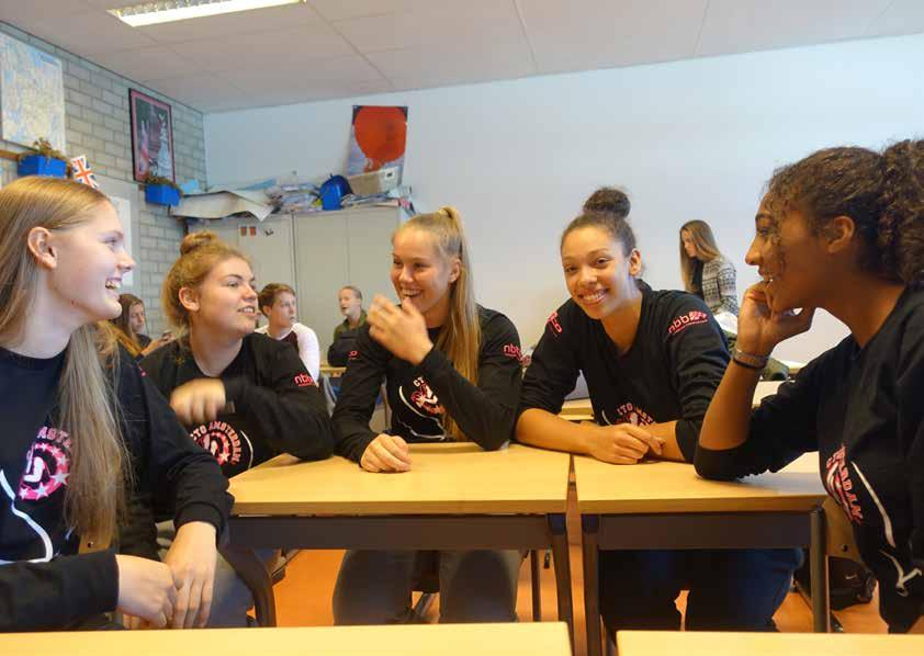 Get schooled De basketbalsters van CTO Amsterdam Vrouwenbasketball scoren niet alleen in het veld, maar ook in de schoolbanken van het Calandlyceum.