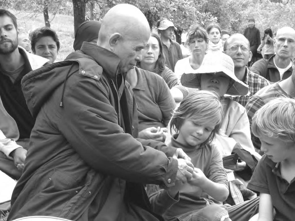 ben je ongelukkig. Als we de Vijf Aandachtsoefeningen hebben aangenomen doen we ons best daarnaar te leven zodat vreugde, geluk, veiligheid, zekerheid en liefde in ons leven mogelijk zijn.