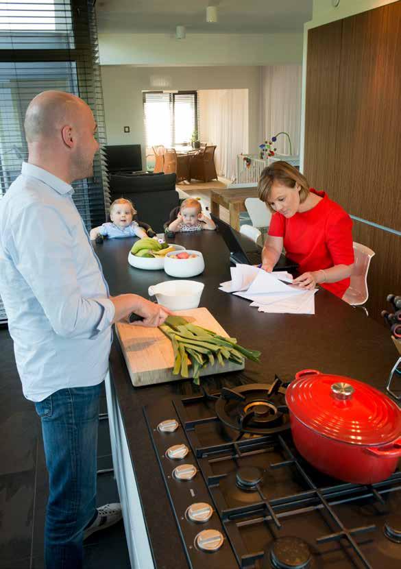 Tewerkstellingsmogelijkheden Tewerkstellingsmogelijkheden Met het diploma van sociaal werk kan je alle kanten uit.