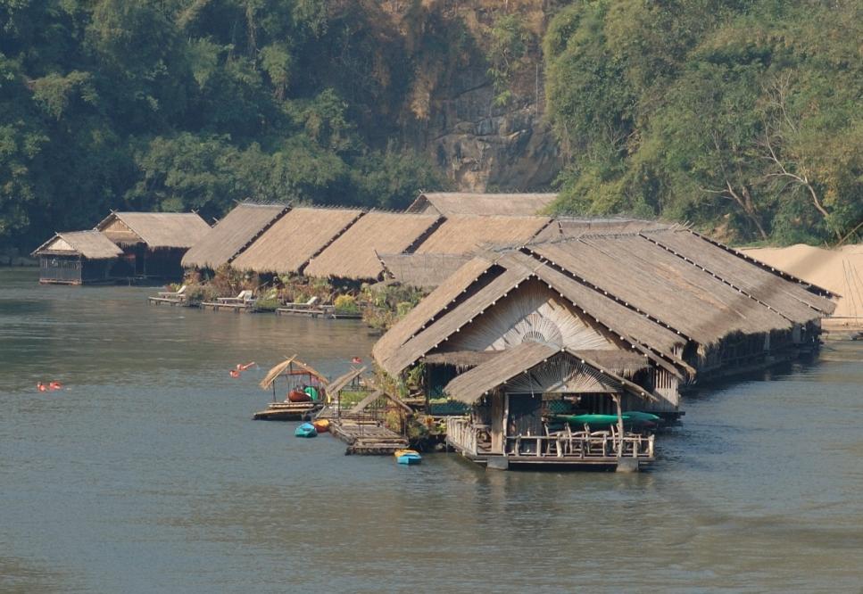 We vertrekken al vroeg per bus uit Bangkok naar de chedi (stoepa) van Nakhon Pathom. Dit is het hoogste boeddhistische bouwwerk ter wereld en de oudste chedi van Thailand.