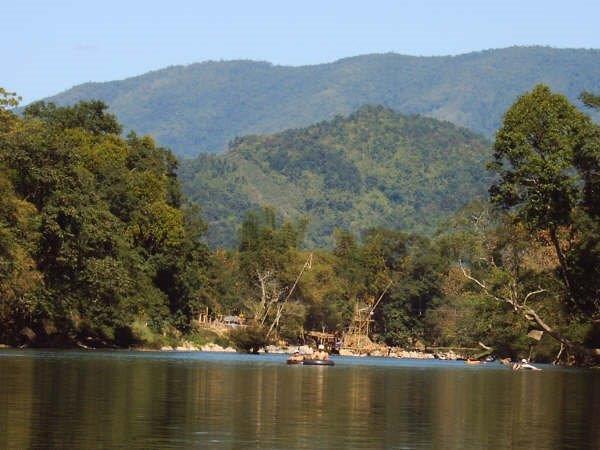 Onderweg naar Luang Prabang kunnen we aanmeren bij een van de bergdorpjes en de Pak Ou-grotten. In deze grotten staan duizenden boeddhabeelden die achter gelaten zijn door pelgrims.