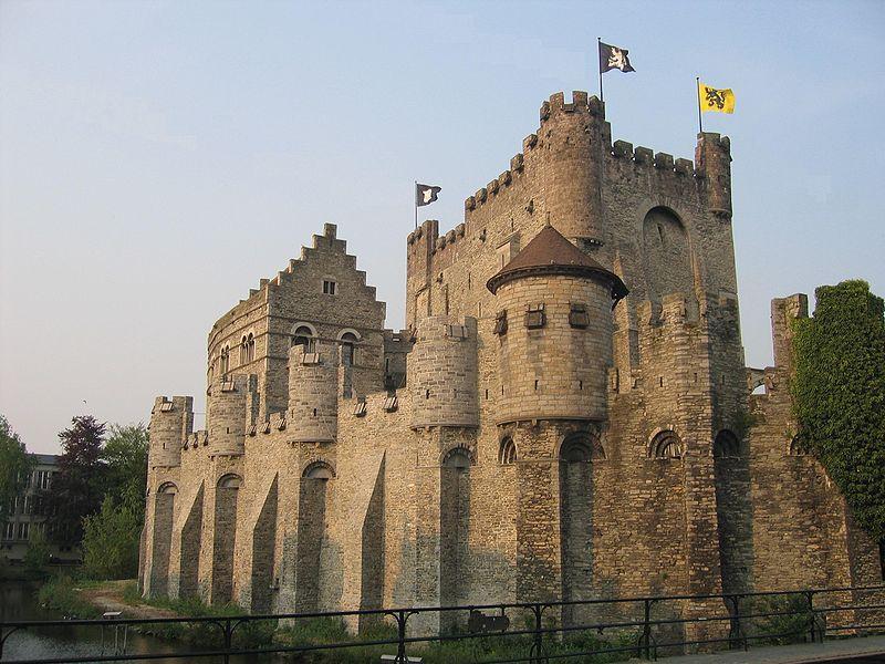 Het Gravensteen : Het Gravensteen te Gent is als enig overgebleven middeleeuwse burcht in Vlaanderen met een vrijwel intact verdedigingssysteem een bijzondere bezienswaardigheid, hetgeen dan ook een
