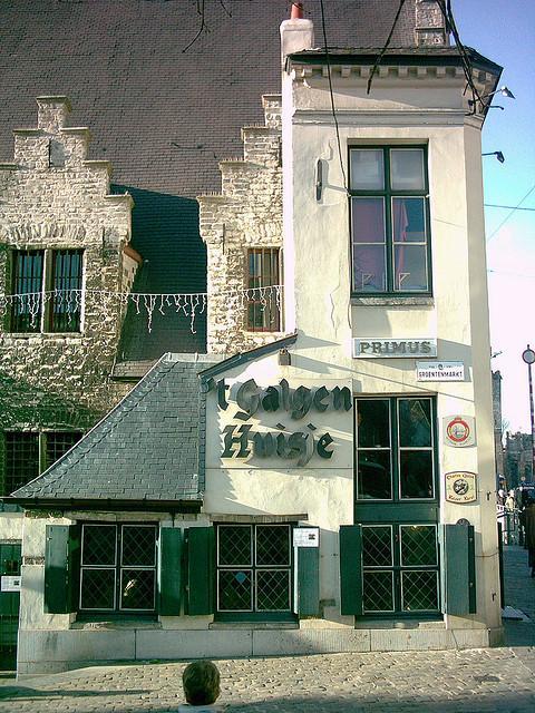 Het galgenhuisje: Men beweert dat dit het kleinste cafeetje van Gent is. Een aanrader is zijn eigen gebrouwen bier Galgenbier. In feite was dit een 'pensenhuisje'.