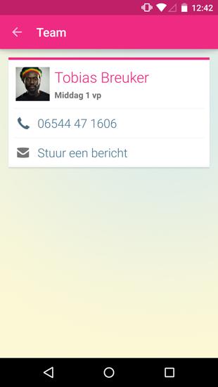 Detailinformatie van een collega De contactinformatie bevat het telefoonnummer (indien bekend) en een knop om deze persoon direct een berichtje te sturen. N.