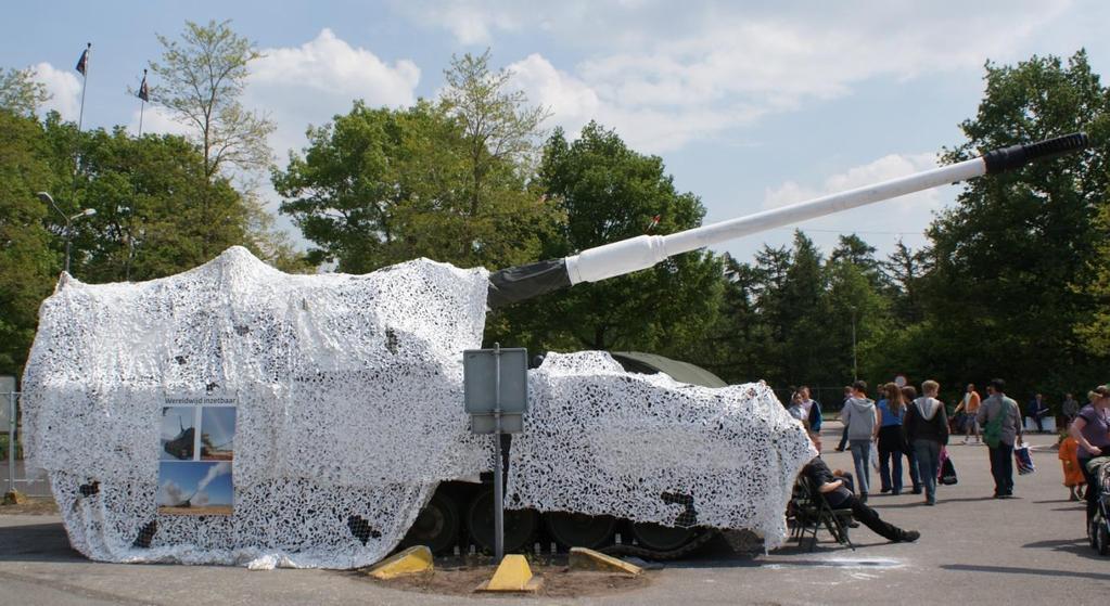 Hier is de pzh-2000nl getooid in winter camouflage. De pzh-2000nl is wereld wijd inzetbaar.