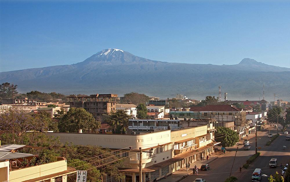 4 Middag Moshi Na de safari in de ochtend steken we de grens over naar Tanzania. Aan de andere kant van de Kilimanjaro ligt Moshi, een pure Afrikaanse stad.