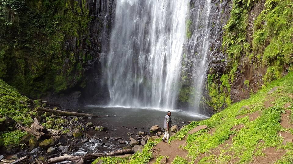 6 Moshi & Kilimanjaro Vandaag staat een wandeling op de planning naar Materuni Waterfalls vlakbij Moshi. We rijden eerst met de auto naar het dorpje Materuni, vanaf waar we de wandeling starten.